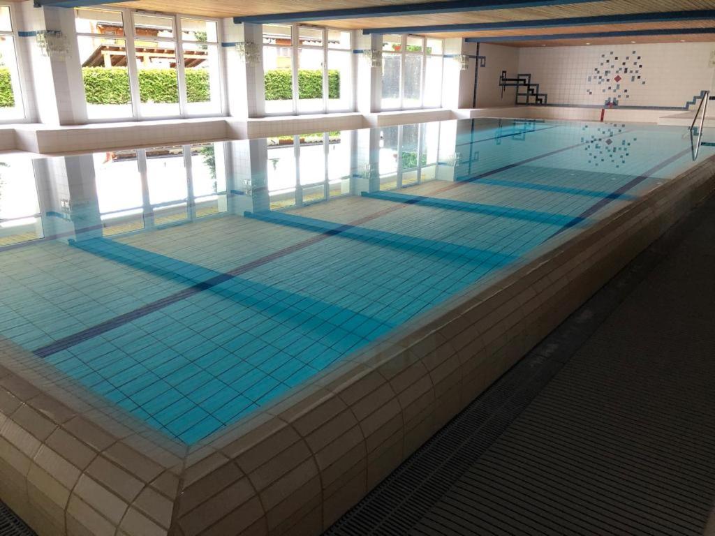 Bazén v ubytování Flims Chalet nebo v jeho okolí