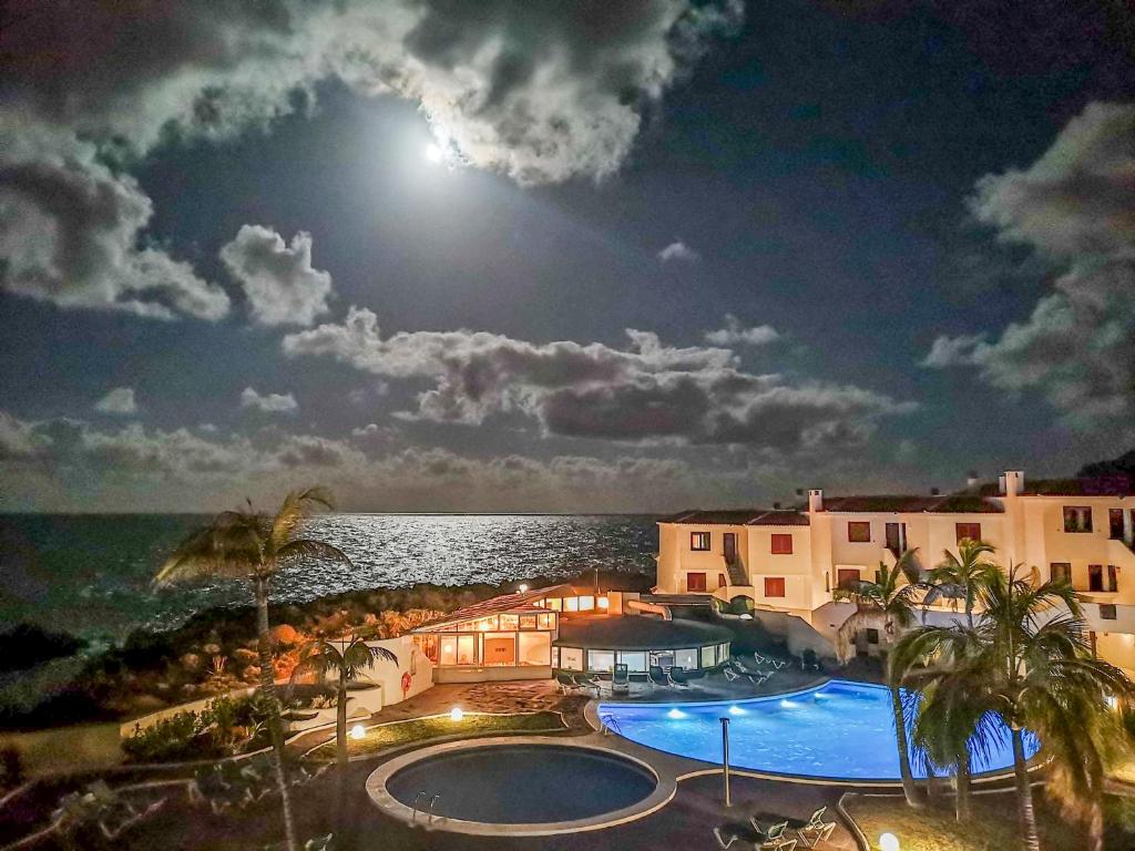 - Vistas al hotel y al océano por la noche en Atlantic Dawn, en Los Cancajos