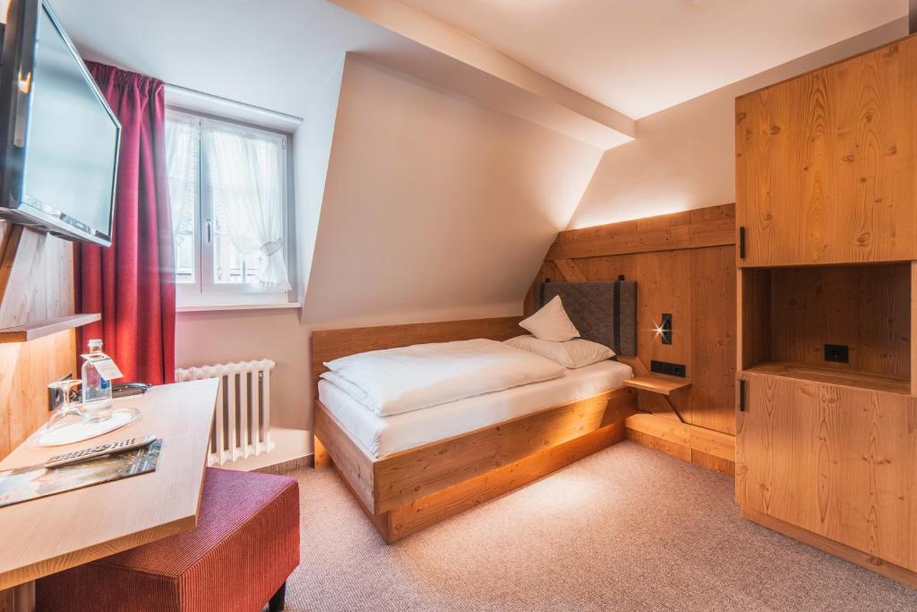 Postel nebo postele na pokoji v ubytování AKZENT Hotel Berg's Alte Bauernschänke- Wellness und Wein