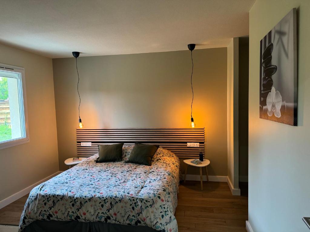 une chambre avec un lit avec deux tables et deux lampes dans l'établissement L Arberet 2 village, 4 étoiles, à Vendays-Montalivet