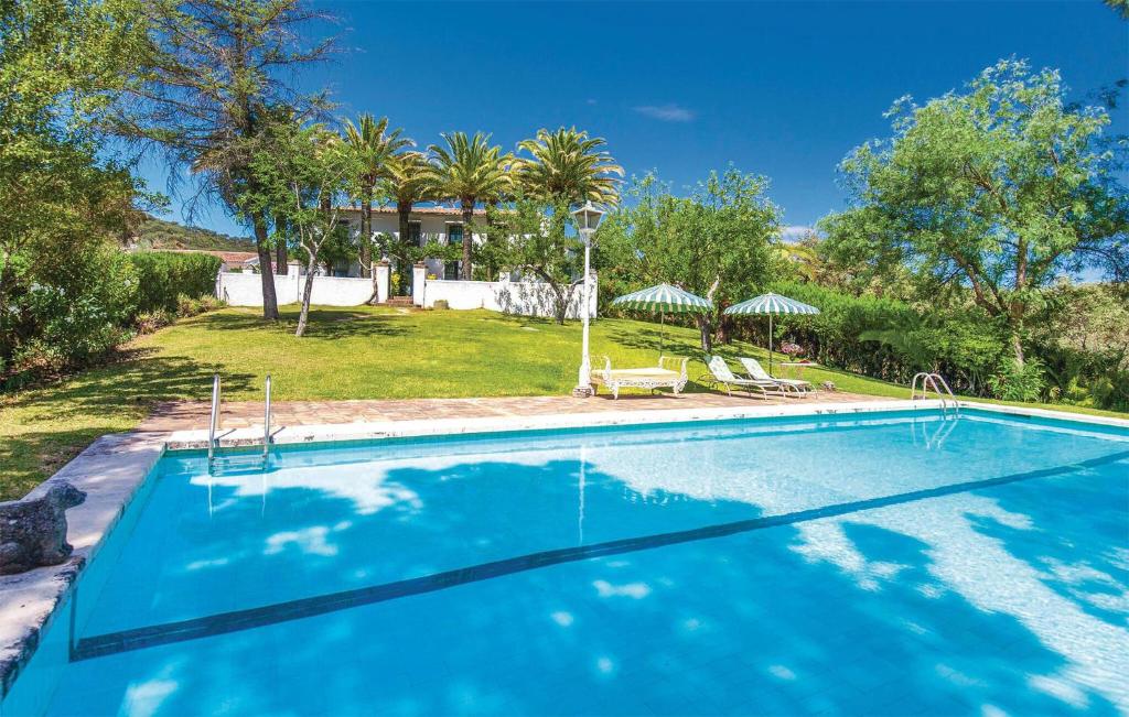 una grande piscina in un cortile alberato di Gorgeous Home In Higuera De La Sierra a Higuera de la Sierra