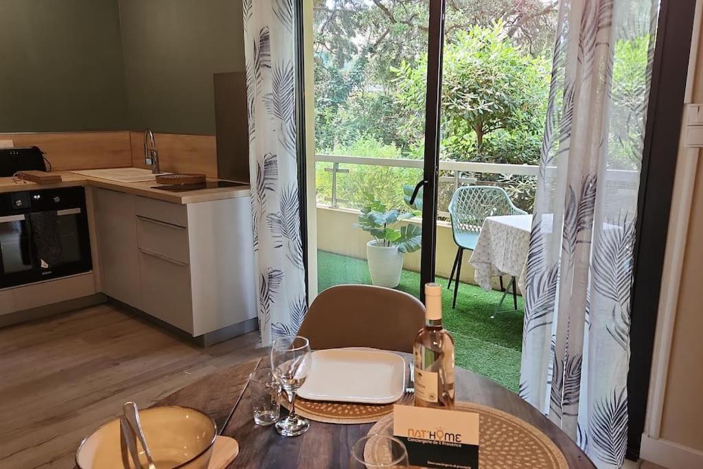 une cuisine avec une table avec des verres à vin dessus dans l'établissement Studio boulouris cosy proche plage, à Saint-Raphaël