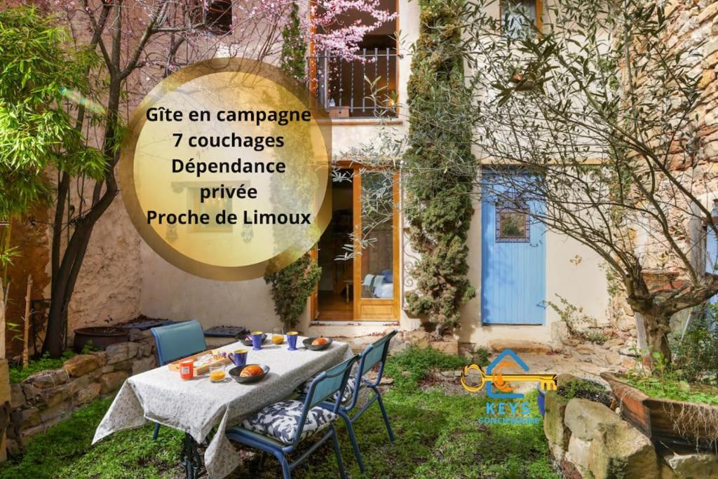 une table dans la cour d'une maison dans l'établissement Villa en campagne avec cour intérieure, à Arques