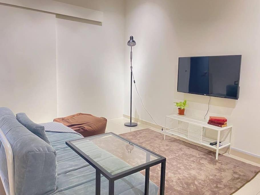 TV a/nebo společenská místnost v ubytování Queenex Denai Shah Alam Homestay
