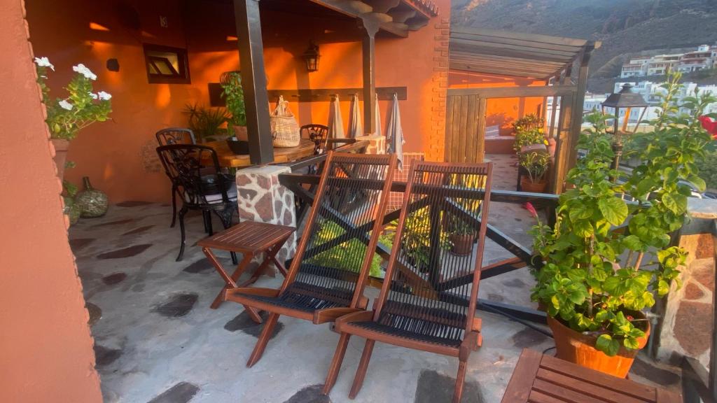 a balcony with two chairs and a table and a table at Casa Moni con Vistas al Mar in Playa de Santiago