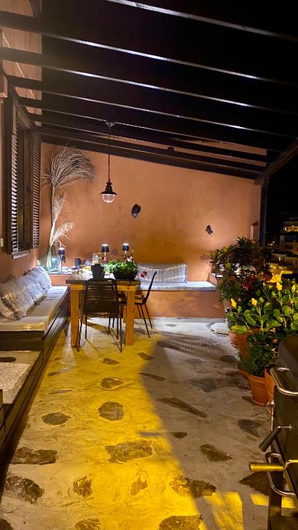 a living room with a table and a dining room at Casa Moni con Vistas al Mar in Playa de Santiago