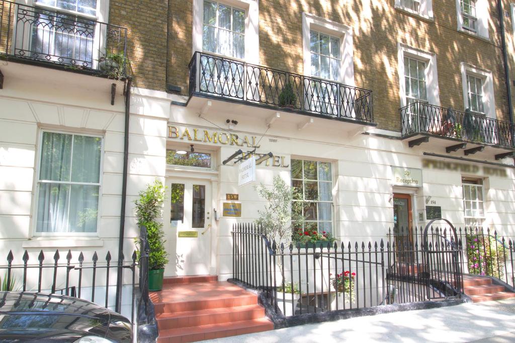 un edificio blanco con un letrero de farmacia. en Balmoral House Hotel, en Londres