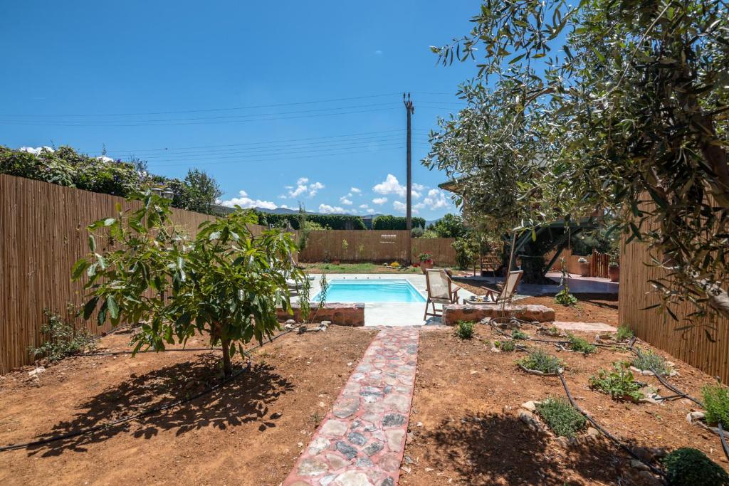 Bazén v ubytování Eco Olive Treehouse nebo v jeho okolí