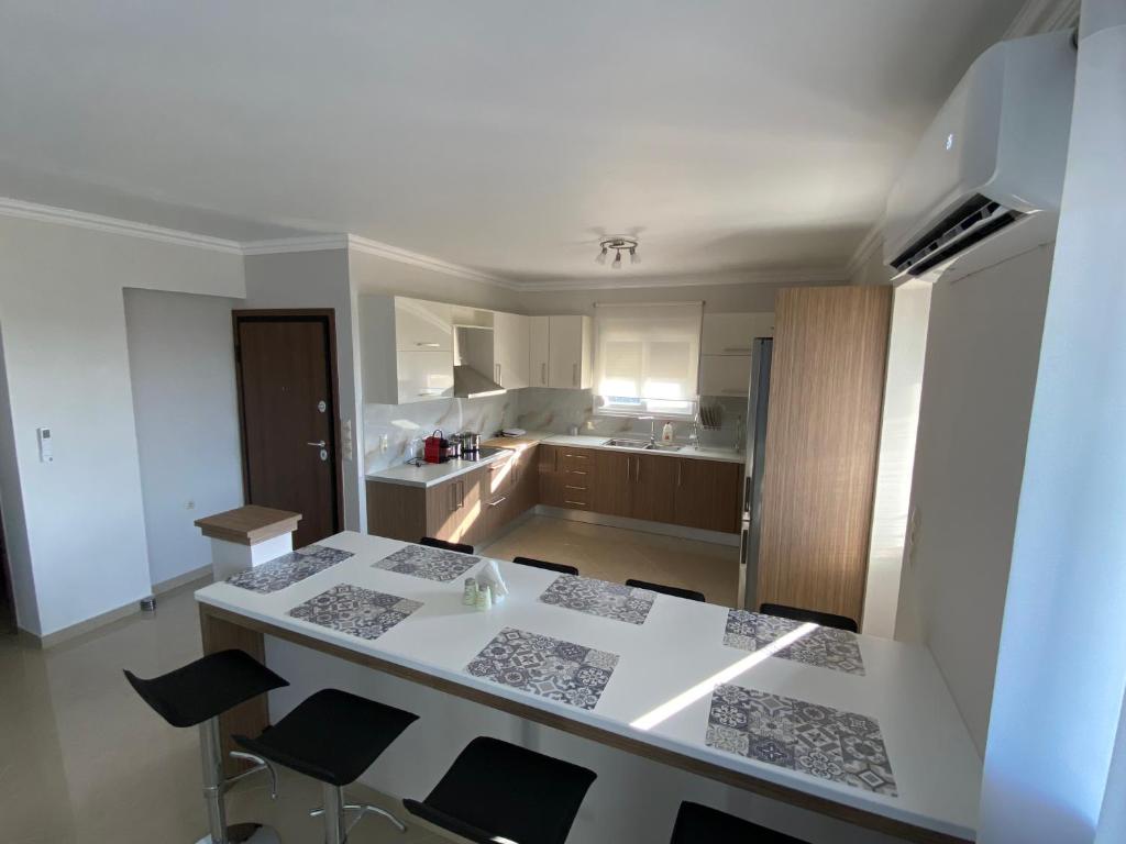 Кровать или кровати в номере Tasos Cozy Apartment 1st Floor