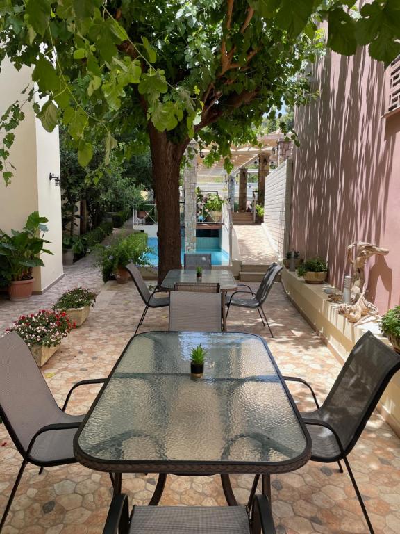 Patio nebo venkovní prostory v ubytování Neda Hotel