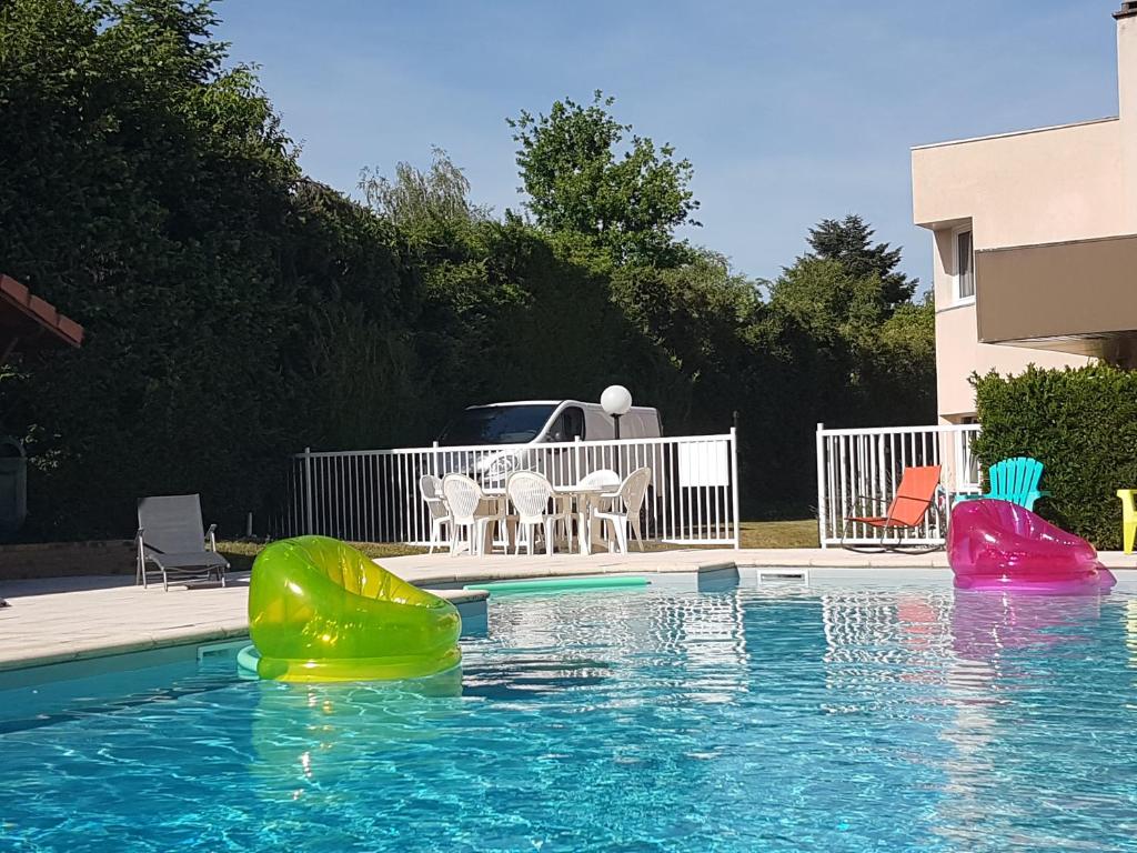 Bazén v ubytování Brit Hotel Dak Hotel nebo v jeho okolí