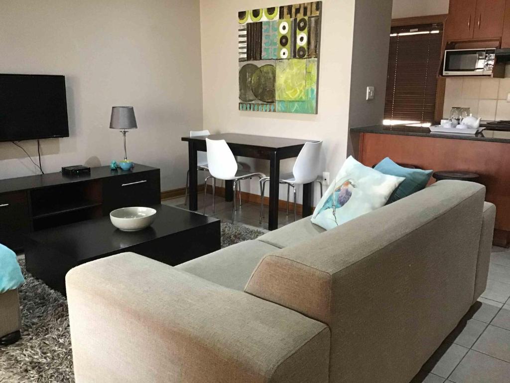 Et tv og/eller underholdning på Fully Furnished Pentagon Park