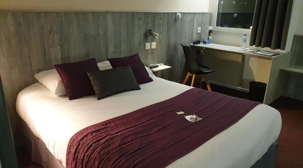 Postel nebo postele na pokoji v ubytování Brit Hotel Dak Hotel