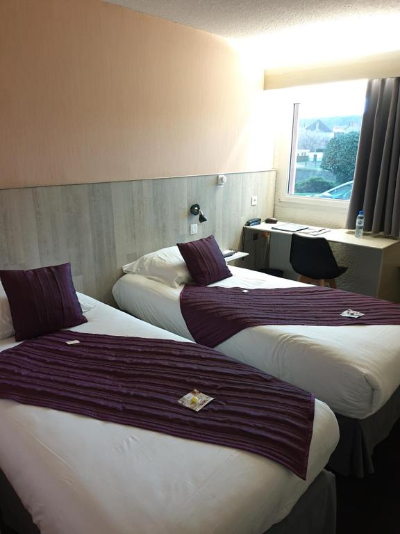 Postel nebo postele na pokoji v ubytování Brit Hotel Dak Hotel