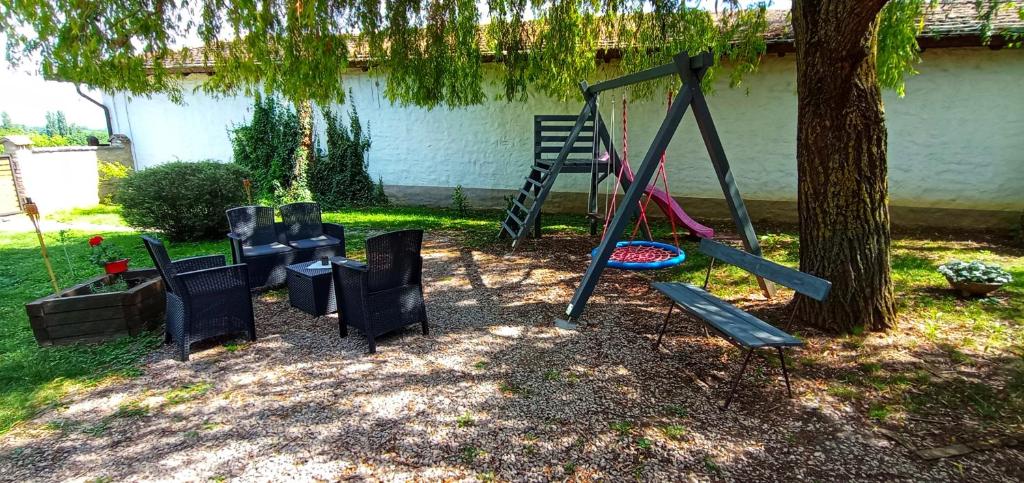 A garden outside Vitényi Pince Vendégház