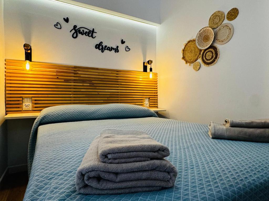 Un dormitorio con una cama con toallas. en Apartamento 1 dormitorio Happy Sun, en Benalmádena