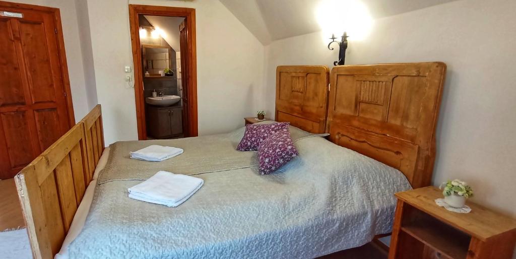 A bed or beds in a room at Vitényi Pince Vendégház
