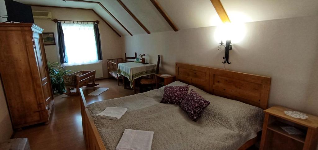 A bed or beds in a room at Vitényi Pince Vendégház