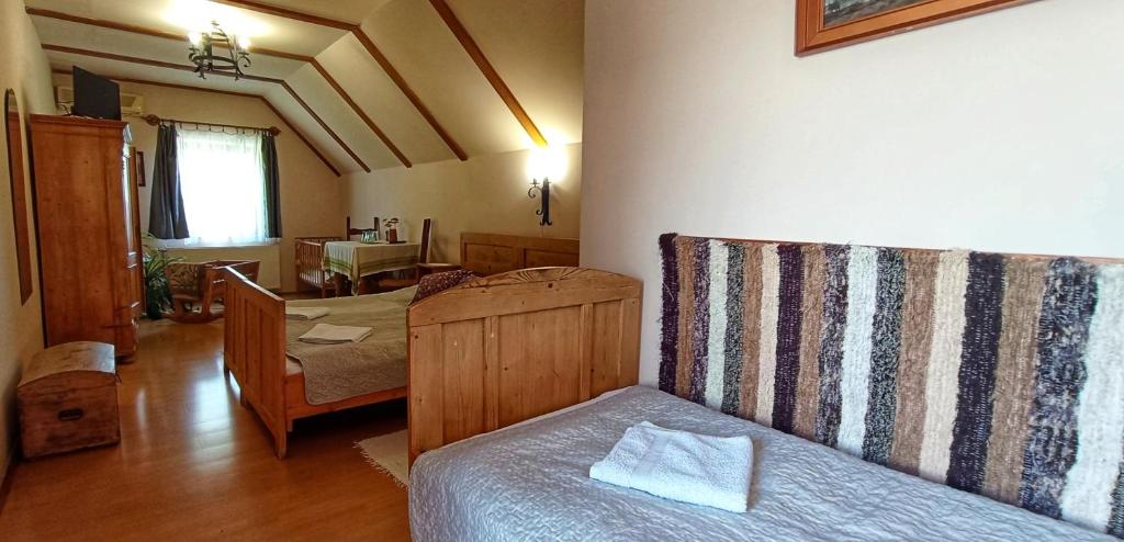 A bed or beds in a room at Vitényi Pince Vendégház