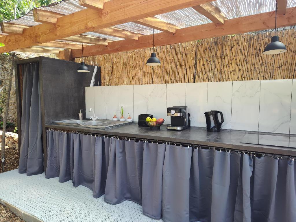 Kuchyň nebo kuchyňský kout v ubytování Glamping at Séraphin's