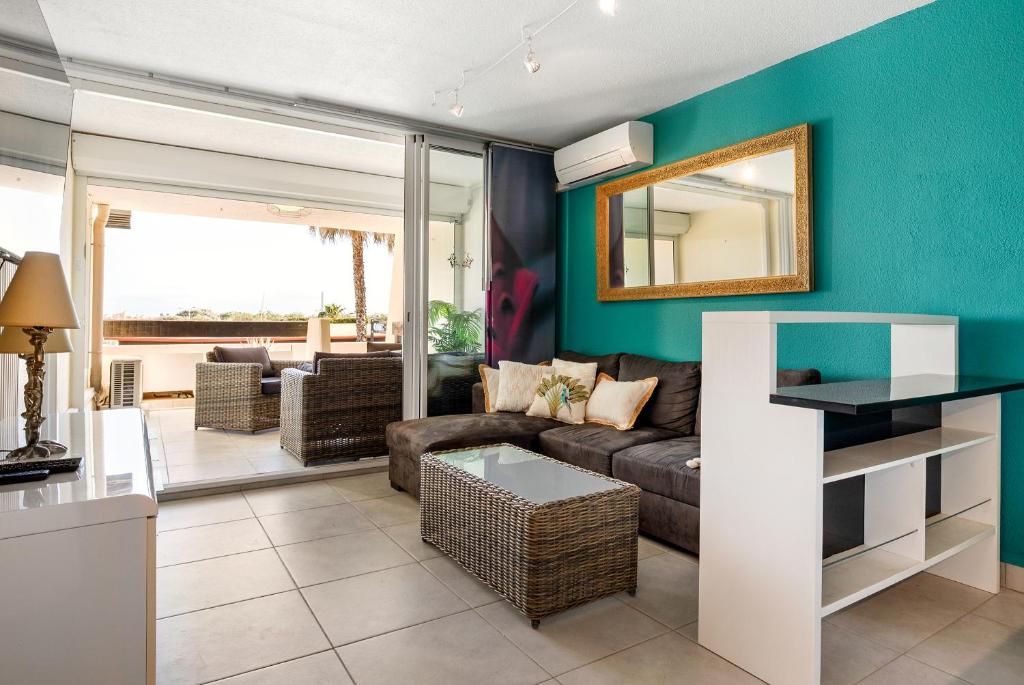 un salon avec un canapé et une table dans l'établissement Lipstick Port Nature, au Cap d'Agde