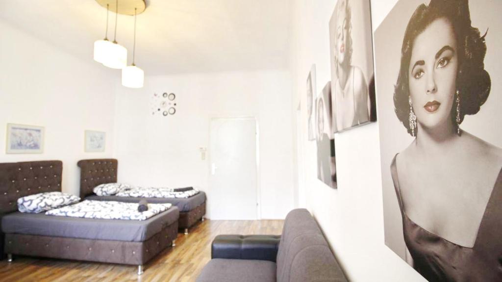 Postel nebo postele na pokoji v ubytování Comfortable rooms near Schönbrunn Palace HL