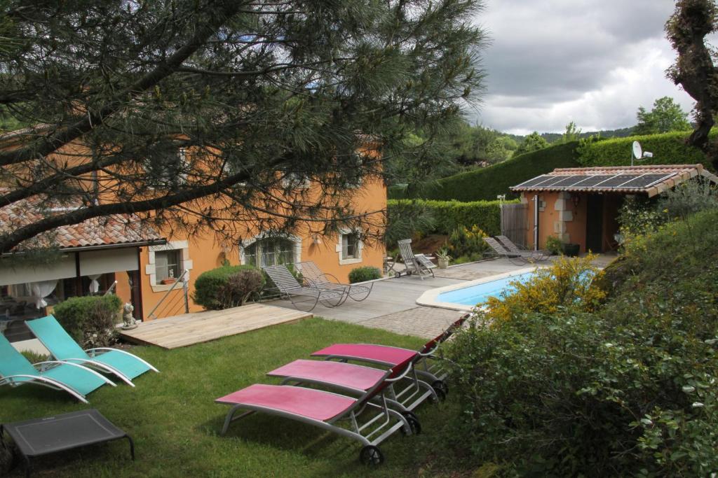 Bazén v ubytování La Bastide de Fontaille nebo v jeho okolí
