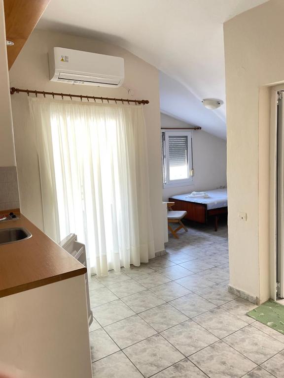 Kuchyň nebo kuchyňský kout v ubytování Aktaion Hotel