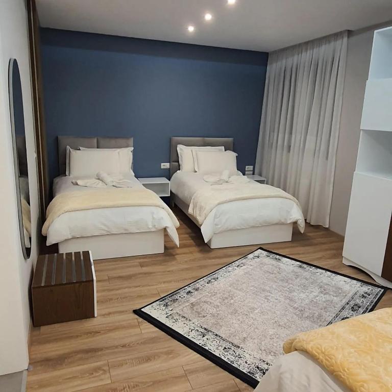 Vila Ajet - Habitación Cuádruple Con Balcón