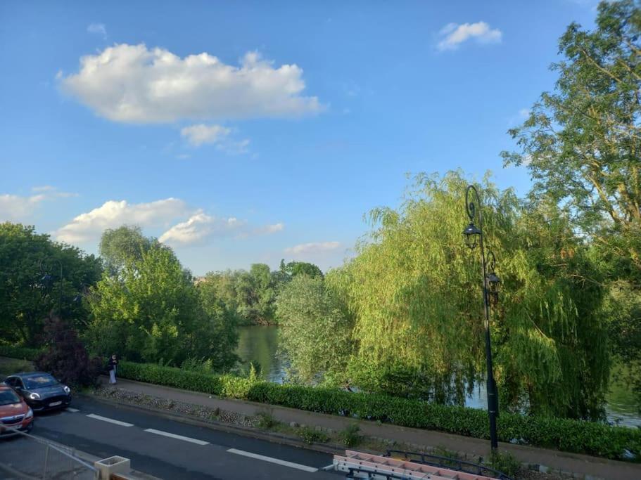 a street with cars parked on the side of a road at Appartement moderne proche Paris, aéroport et disneyland in Le Perreux-Sur-Marne