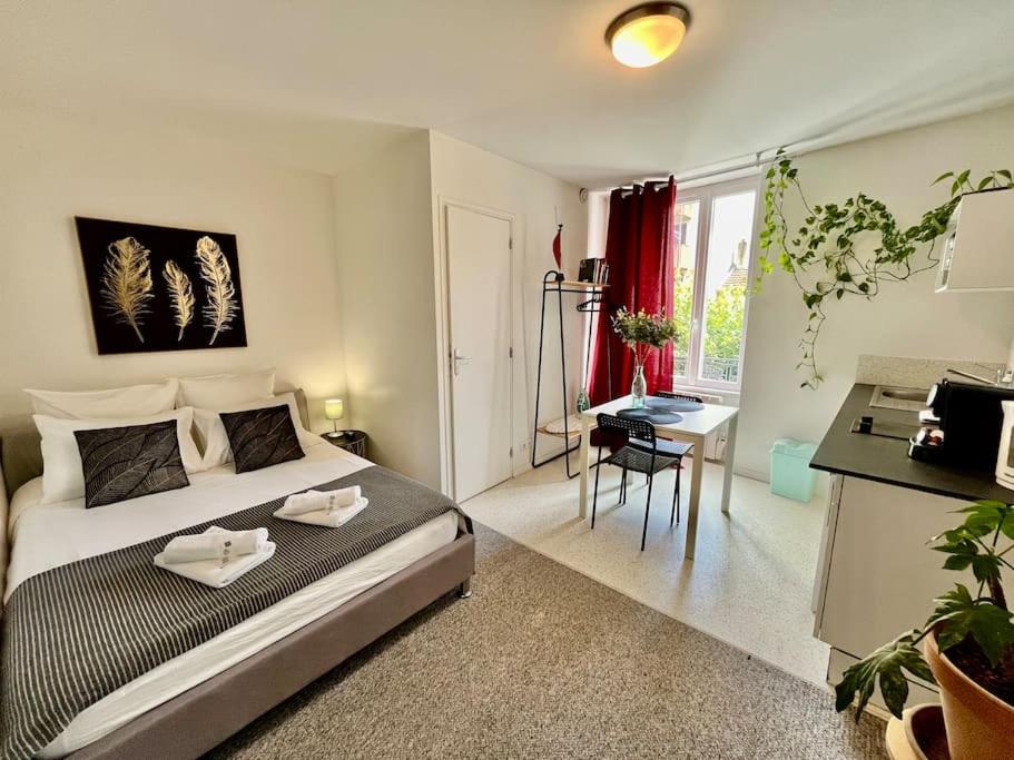 une chambre avec un lit et un bureau dans l'établissement Studio 2 Rue Théodore Bac - DABNB, à Limoges