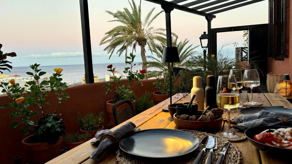 a wooden table with a view of the ocean at Casa Moni con Vistas al Mar in Playa de Santiago
