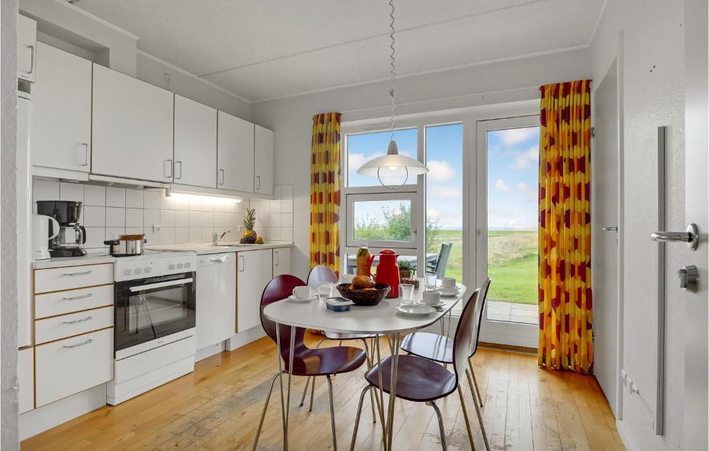 Kuchyň nebo kuchyňský kout v ubytování 2 Bedroom Stunning Home In Højer
