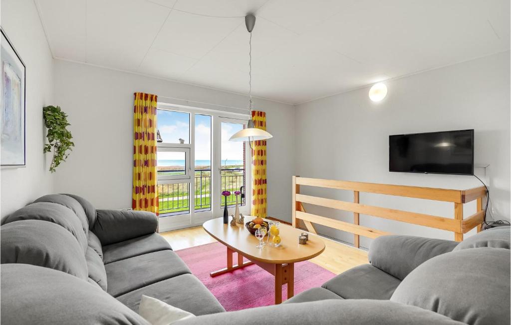 TV a/nebo společenská místnost v ubytování 2 Bedroom Stunning Home In Højer