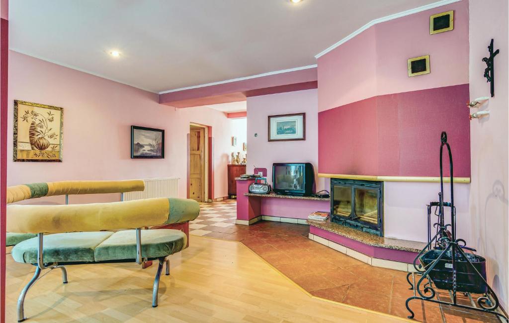 Televízia a/alebo spoločenská miestnosť v ubytovaní 8 Bedroom Beautiful Home In Miastko