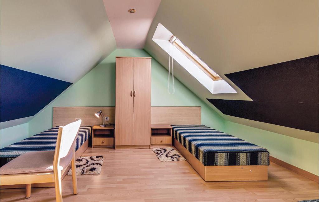Posteľ alebo postele v izbe v ubytovaní 8 Bedroom Beautiful Home In Miastko