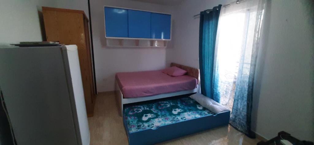 Postel nebo postele na pokoji v ubytování Wavesong Whispers flat where you can enjoy seaview with the best price