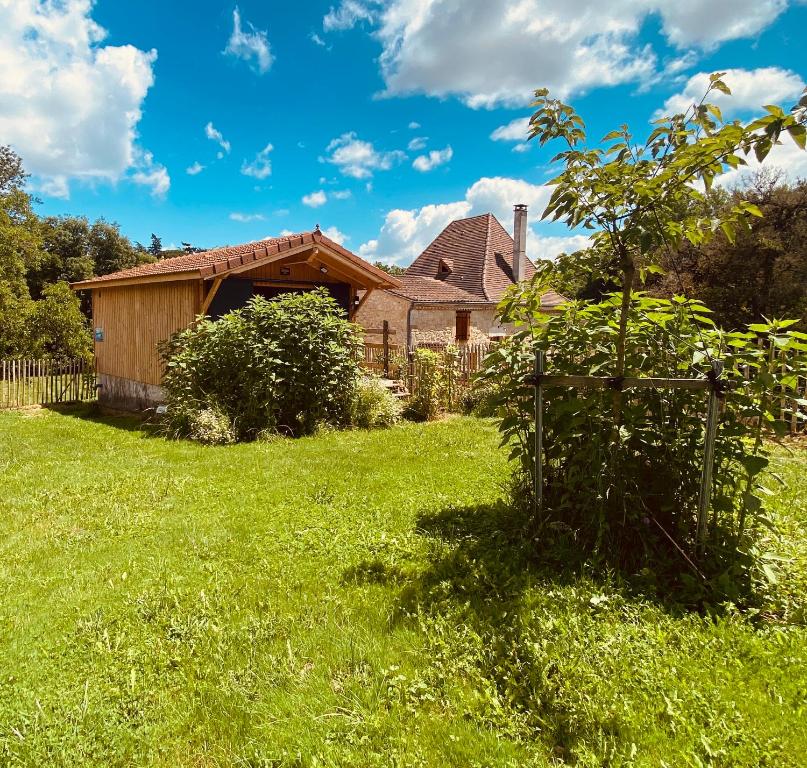 a house in a yard with a green lawn at Bienvenue moto vélo lanquais varennes in Varennes