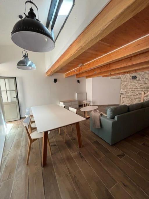 un salon avec un canapé et une table dans l'établissement Le Patio de l'Abbaye, à Cluny