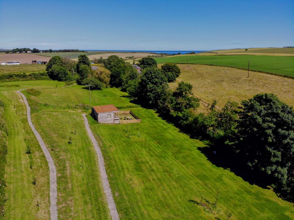 una vista aérea de una casa pequeña en un campo en Anniston Mill Cabin 2, en Arbroath