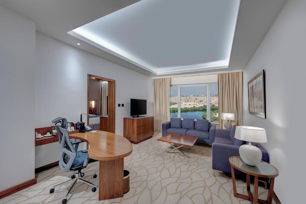 TV a/nebo společenská místnost v ubytování Crowne Plaza Muscat OCEC by IHG