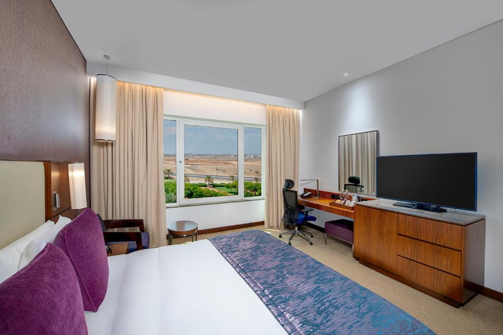 TV a/nebo společenská místnost v ubytování Crowne Plaza Muscat OCEC by IHG