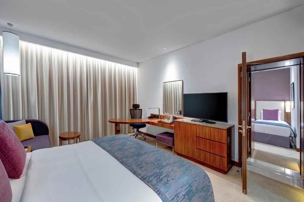 TV a/nebo společenská místnost v ubytování Crowne Plaza Muscat OCEC by IHG