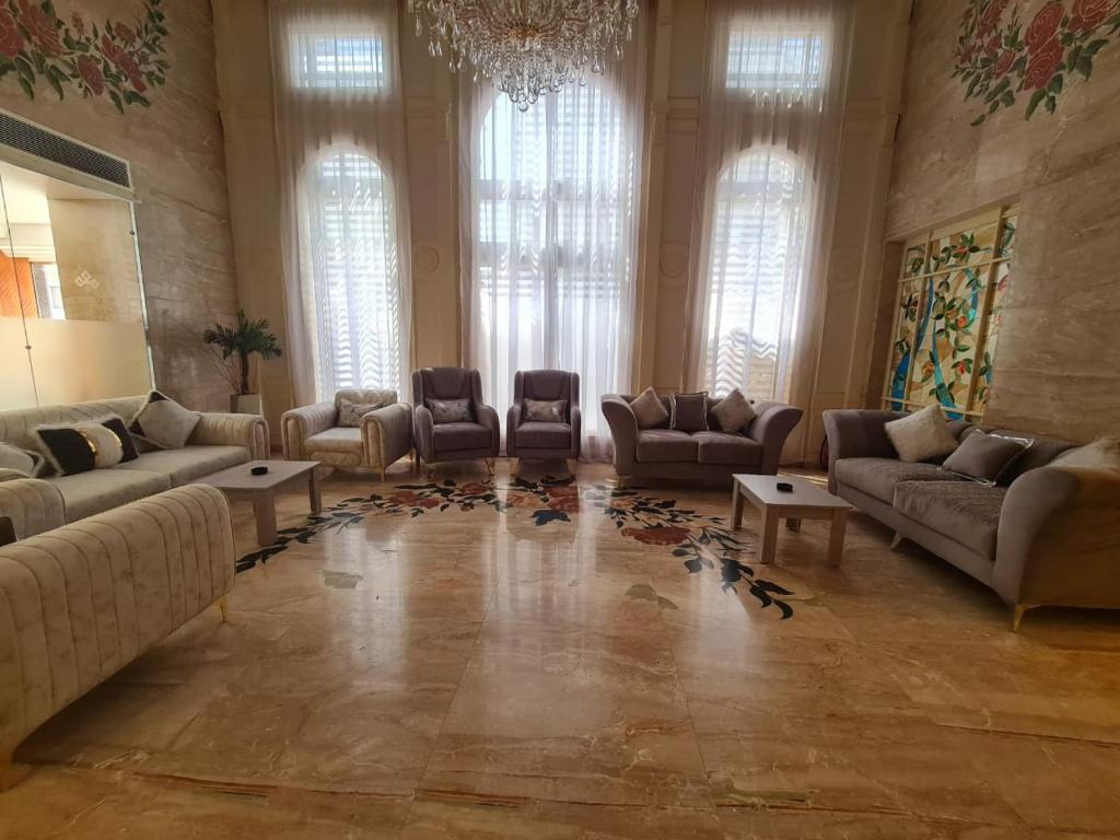 Posezení v ubytování El Mesaadya Hotel فندق المساعدية