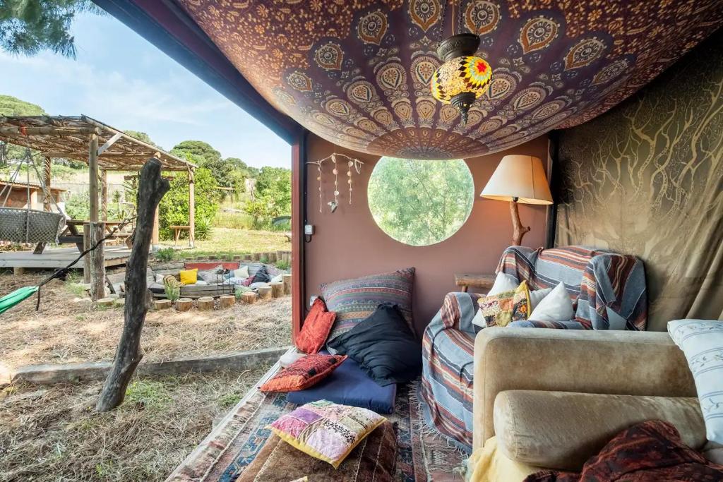 Posezení v ubytování Stone Pines Eco Glamping