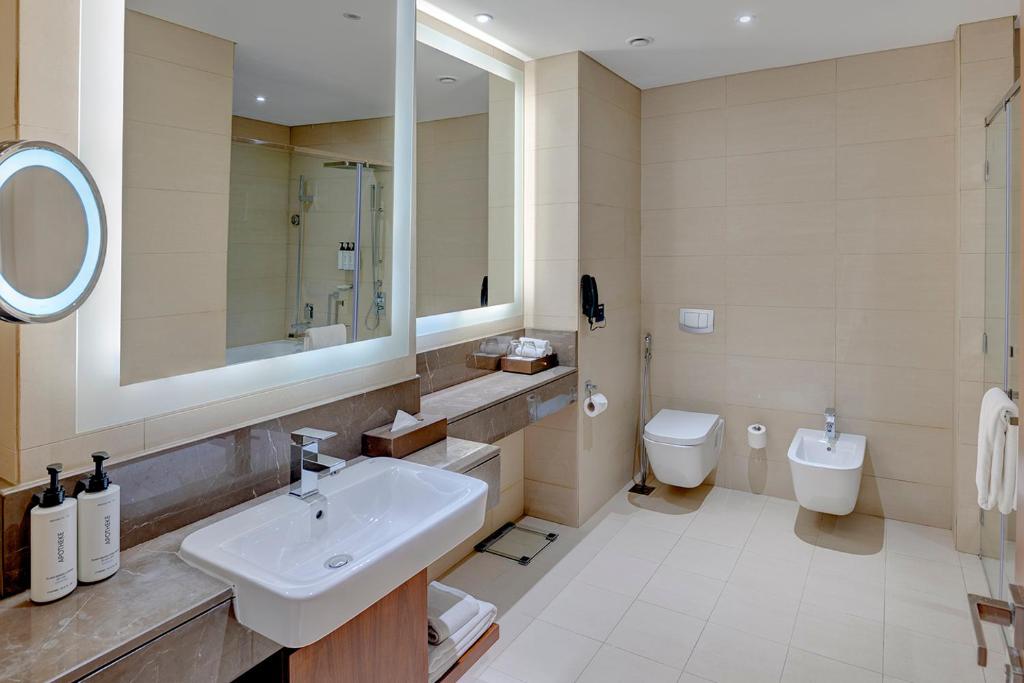 Koupelna v ubytování Crowne Plaza Muscat OCEC by IHG