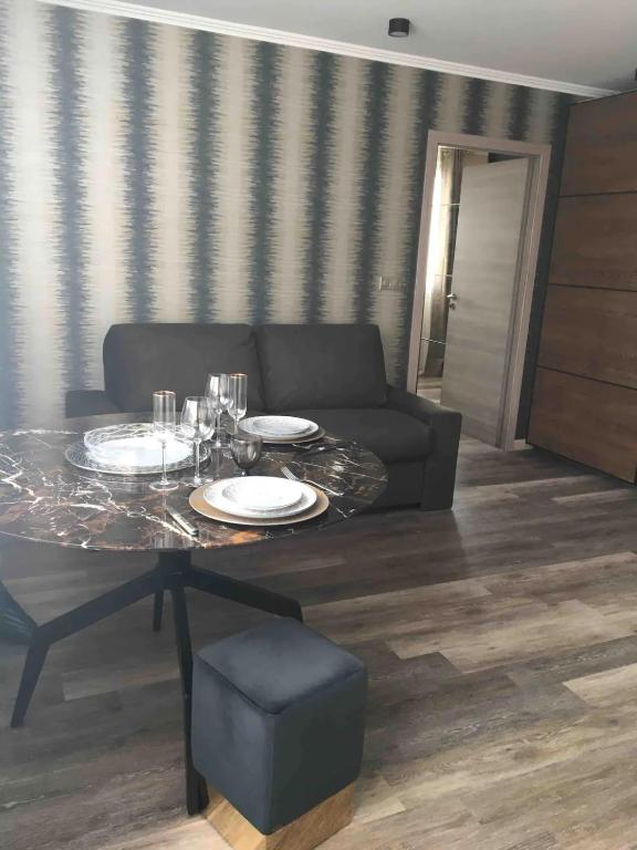 un salon avec une table et un canapé dans l'établissement Calme, lumineux, luxueux, refait á neuf, à Sartrouville