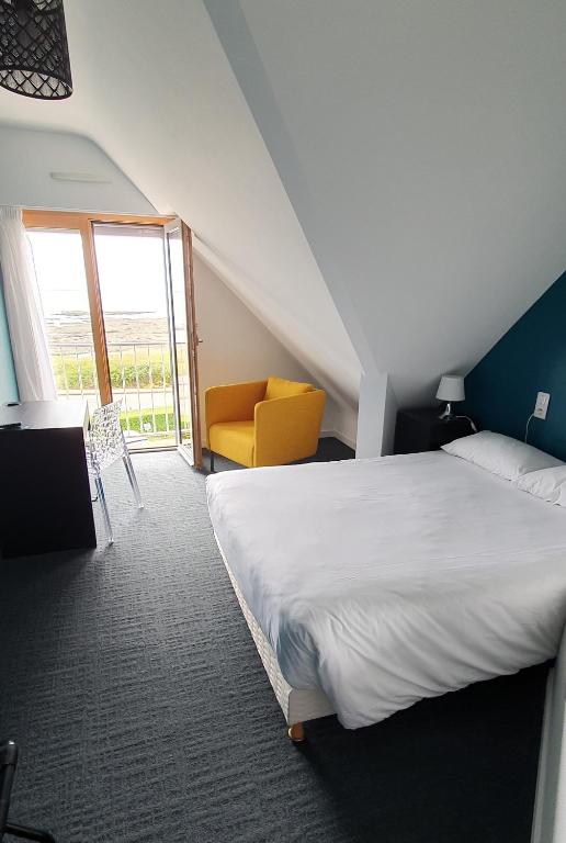 Postel nebo postele na pokoji v ubytování Hôtel l'Albatros
