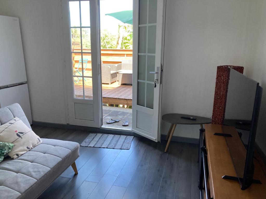 TV a/nebo společenská místnost v ubytování Appartement Villèle