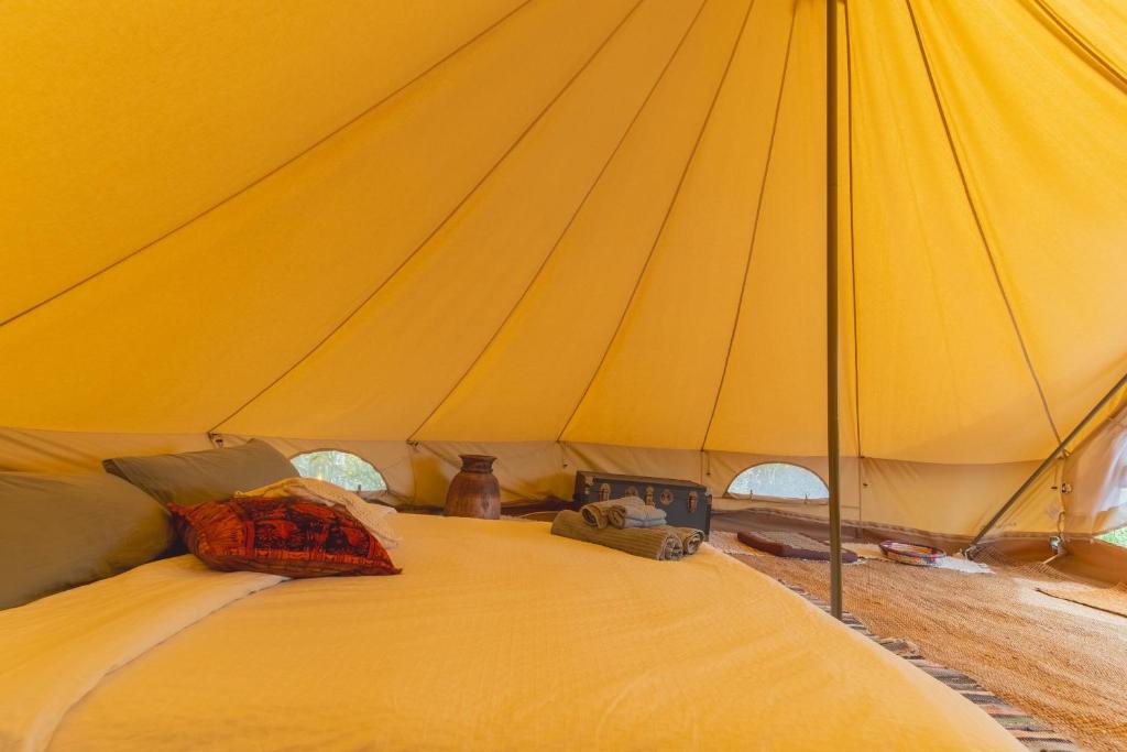 Postel nebo postele na pokoji v ubytování Stone Pines Eco Glamping